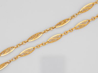 une paire de chaînes en or serties de diamants