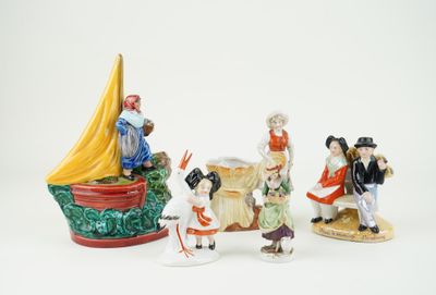 cinq figurines représentant différentes personnes sur un fond blanc