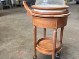 une table en bois surmontée d'une cloche en verre
