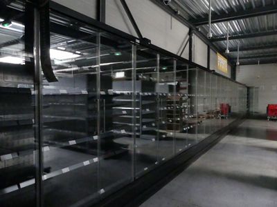 une grande vitrine en verre au milieu d'un entrepôt