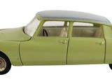 petite voiture jouet verte sur fond blanc, avec un fond blanc