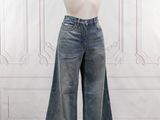 pantalon en jean à jambes larges avec poches, présenté sur un mannequin, un mannequin, un mannequin, un mannequin, un mannequin, un mannequin, un mannequin, un mannequin