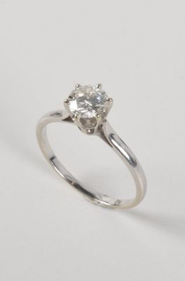 Bague solitaire en or gris (750 millièmes) sertie d’un diama…