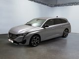 La nouvelle Honda Clarity est exposée dans le showroom et prête à être essayée.