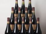 un groupe de bouteilles de vin posées sur une table en bois