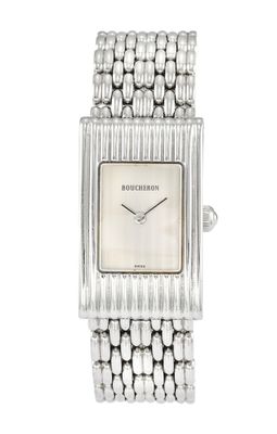 un gros plan d'une montre sur un fond blanc avec un fond blanc