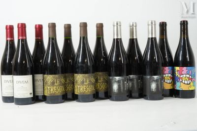 plusieurs bouteilles de vin alignées sur une table