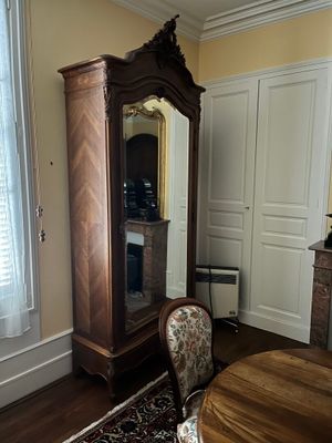 une pièce dans laquelle se trouvent une table, une chaise et un miroir