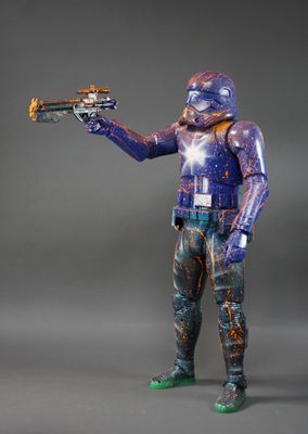 la figurine tient un pistolet dans sa main droite