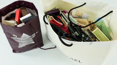 un sac contenant des stylos et des crayons à côté d'un sac contenant des stylos et des crayons