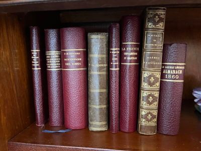 de nombreux livres qui se trouvent sur une étagère dans une boîte à livres
