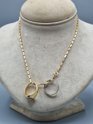 gros plan d'un collier sur un mannequin mannequin