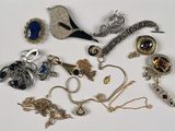 plusieurs types de bijoux différents sur une surface blanche