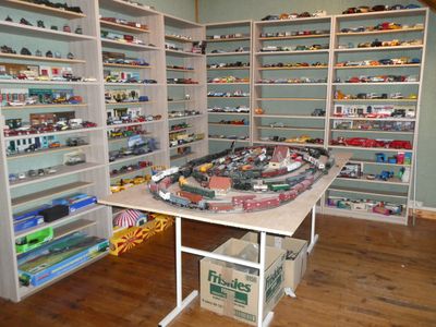 un circuit de train miniature posé sur une table dans un magasin de jouets