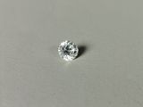 gros plan d'un diamant unique sur une surface blanche