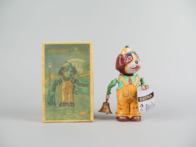 une figurine représentant un clown à côté d'un tableau