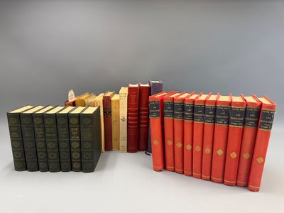 un groupe de livres posés sur une table les uns à côté des autres