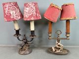 trois lampes posées sur une table, avec un abat-jour rose