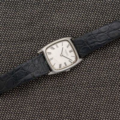 une montre posée sur une surface noire
