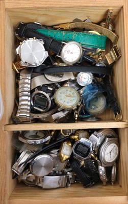 une boîte en bois remplie d'une multitude de montres et de montres
