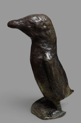 sculpture en bronze représentant un oiseau sur un socle, sur fond gris