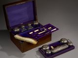 une boîte violette contenant des couverts, posée sur une table