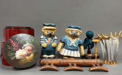 trois figurines d'oursons en peluche et un vase posés sur une table