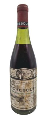 une bouteille de vin posée sur une table