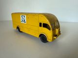 un petit camion jaune en plastique posé sur une table
