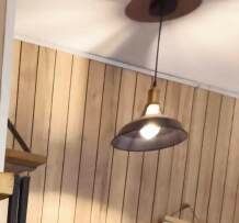 une lumière suspendue au plafond d'une pièce
