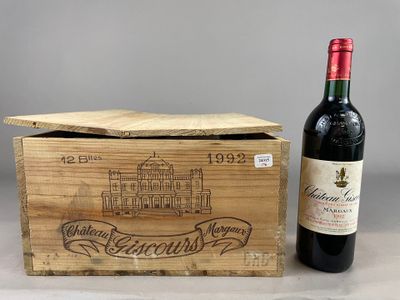 une bouteille de vin posée à côté d'une caisse en bois