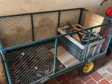 un chariot qui contient beaucoup de choses