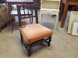 a chair that is sitting in the middle of a room