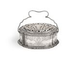 une boîte en argent ouvragée, munie d'une poignée, sur fond blanc