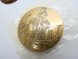 une pièce d'or avec l'image d'une femme dessus