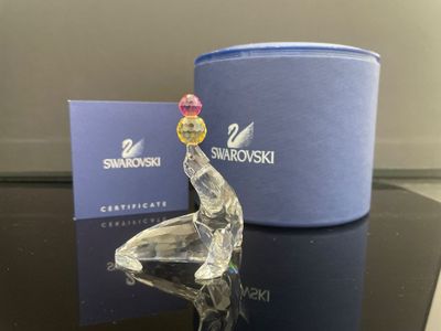 une figurine en verre représentant une femme assise sur une table