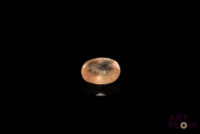 une image représentant une pleine lune dans un ciel sombre, sur fond noir