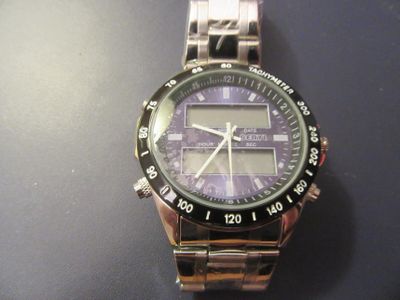 gros plan d'une montre-bracelet sur une table
