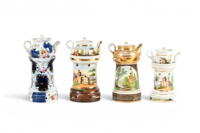 Plusieurs types de vases sont alignés sur une surface blanche