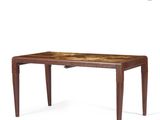 image d'une table avec un plateau en bois sur fond blanc