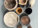 plusieurs types de poteries différentes sur une table
