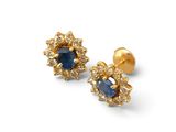 une paire de boucles d'oreilles à clous en saphir et diamants