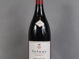 la bouteille de vin rouge est posée sur la table
