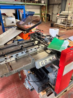 une machine posée sur une palette dans un entrepôt