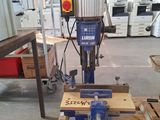 une machine posée sur une palette dans un entrepôt