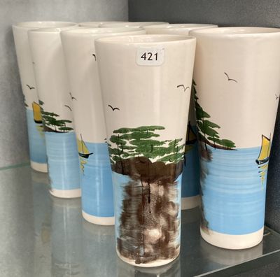 quatre tasses posées sur une étagère dans un magasin