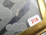 une photo d'une photo d'une horloge sur laquelle est collé un autocollant