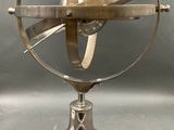 un objet métallique posé sur une table