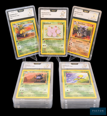 quatre cartes Pokémon différentes dans des pochettes en plastique, sur fond noir