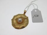un collier en or orné d'une perle et muni d'une étiquette de prix